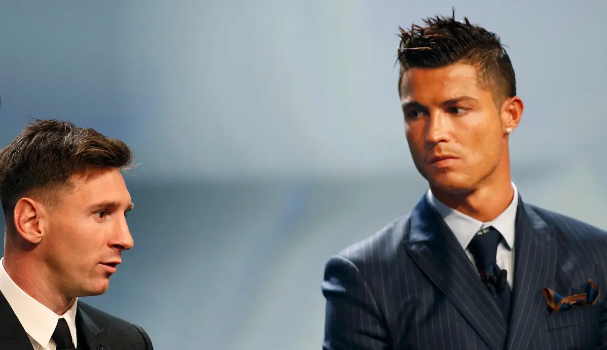 Lionel Messi dan Cristiano Ronaldo saat menghadiri pengundian Liga Champions di Monako, Kamis (28/8/2015). Pemain Argentina, Lionel Messi terpilih sebagai pemain terbaik UEFA di Eropa untuk 2014-2015. (REUTERS/Eric Gaillard)