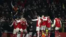 Eddie Nketiah dari Arsenal merayakan dengan rekan setimnya setelah mencetak gol ketiga timnya ke gawang Manchester United pada pertandingan lanjutan Liga Inggris di stadion Emirates di London, Minggu (22/1/2023). Nketiah kini telah mencetak empat gol di Premier League musim ini. (AP Photo/Ian Walton)