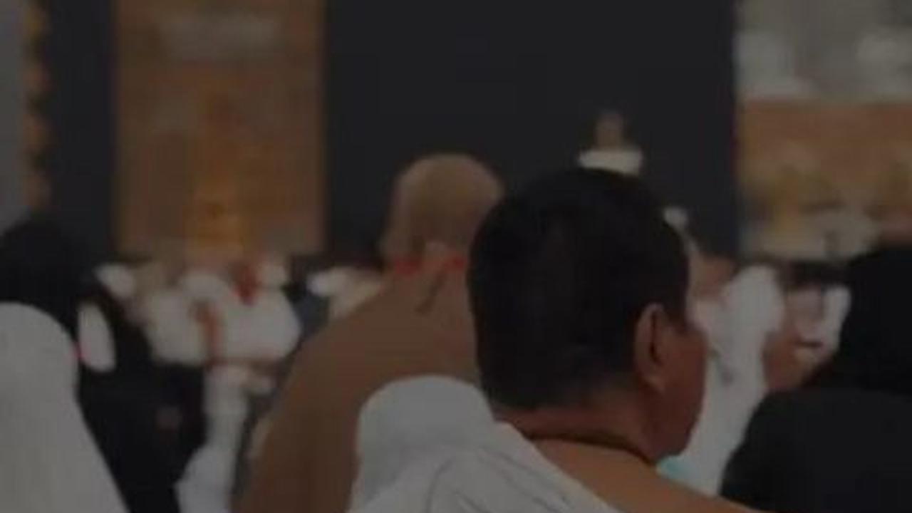 Darma juga membagikan momen saat ayahnya, Tommy Soeharto, memakai kain ihram di depan Ka'bah.