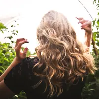 Rambut ikal natural (Unsplash)