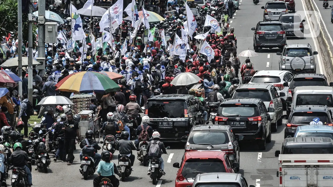 Massa Buruh Geruduk Gedung DPR Tuntut UU Cipta Kerja Dibatalkan