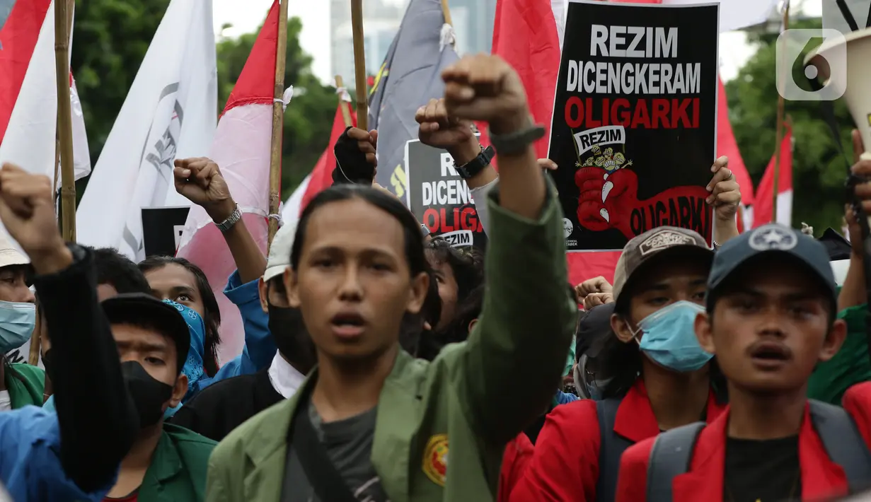 Sejumlah mahasiswa yang tergabung dalam Front Millenial Jabodetabek melakukan aksi unjuk rasa di Jalan Kuningan Persada sekitar Gedung KPK, Jakarta, Kamis (9/12/2021). Aksi mereka untuk memperingati Hakordia 2021 dengan menyuarakan keprihatinan atas lemahnya KPK. (Liputan6.com/Helmi Fithriansyah)