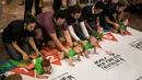 Sejumlah bayi bersiap digaris mulai untuk mengikuti lomba merangkak dalam Diaper Derby NYC triathlon di New York City (14/7). Lomba yang diikuti para bayi ini banyak mengundang tawa para orang tua dan penonton yang hadir. (AFP Photo/Dominick Reuter)