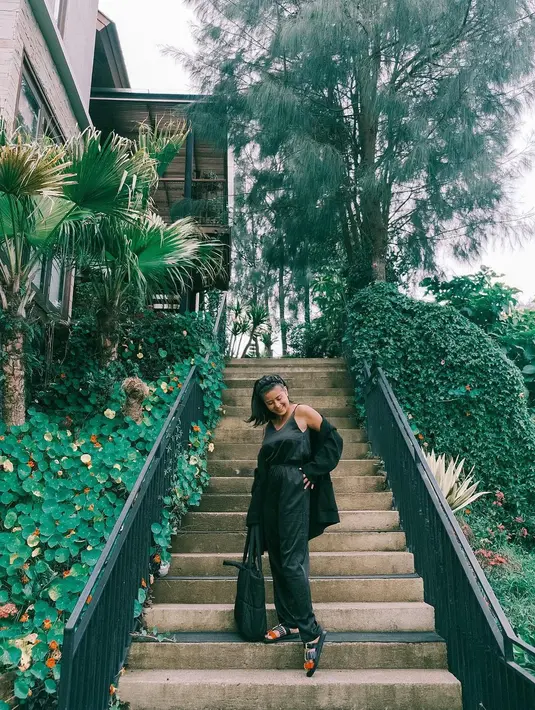 Jumpsuit kasual dengan sentuhan luxe lewat material satin (Foto: Instagram @awkarin)