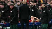 Pelatih&nbsp;Liverpool asal Belanda, Arne Slot (tengah), menyaksikan bek Liverpool asal Italia #15, Giovanni Leoni, dibawa keluar lapangan dengan tandu setelah mengalami cedera dalam pertandingan putaran ketiga Piala Liga Inggris antara Liverpool dan Southampton di Anfield, Liverpool, Inggris barat laut, Rabu (24-9-2025) dini hari WIB. (Paul ELLIS/AFP)