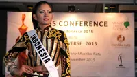 Puteri Indonesia Anindya Kusuma Putri mengenakan salah satu yang akan dibawanya saat perhelatan Miss Universe 2015, Jakarta, Kamis (26/11/2015). Anindya akan membawa 25 kostum selama berada di AS (Liputan6.com/Gempur M Surya)