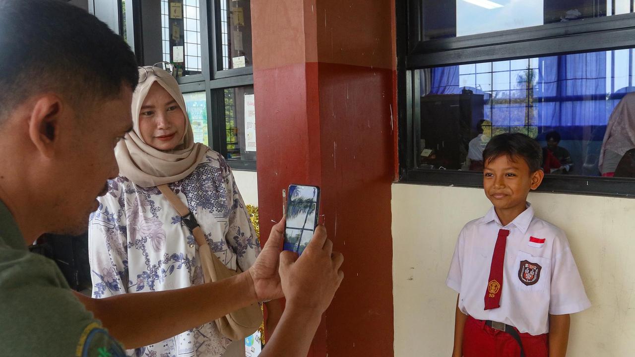 FOTO: Antusias Siswa dan Orang Tua Manfaatkan Layanan Kependudukan di SDN Kebagusam 01