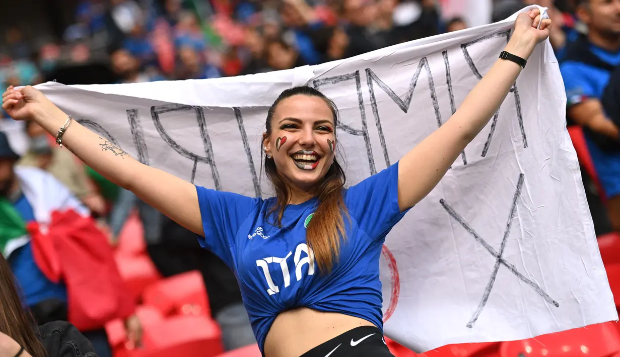 Fans wanita Italia bersorak sebelum dimulainya pertandingan semifinal EURO 2020 antara Italia dan Spanyol di Stadion Wembley di London (7/7/2021). Italia memenangkan pertandingan semifinal Euro 2020 dalam drama adu penalti dengan skor 4-2 setelah laga imbang 1-1.(AFP/Pool/Justin Tallis)