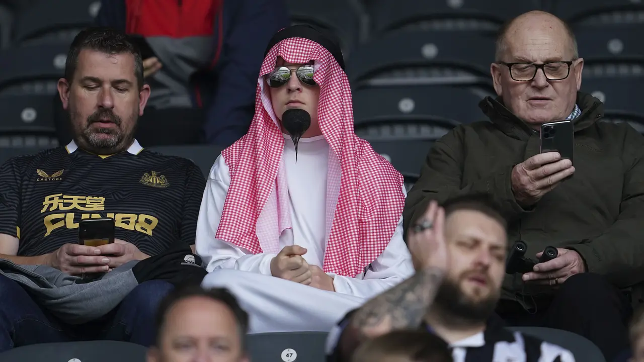 Foto: Pangeran Datang, Suporter Newcastle Ramai-ramai Memakai Sorban