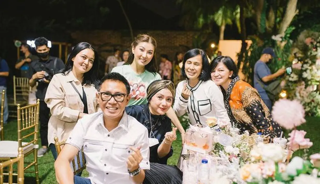 Beberapa teman artis pun turut menghadiri ulang tahun Sarwendah yang ke-33 tahun. Ada Eko Patrio dan istri, serta beberapa artis lain. (instagram.com/ruben_onsu)