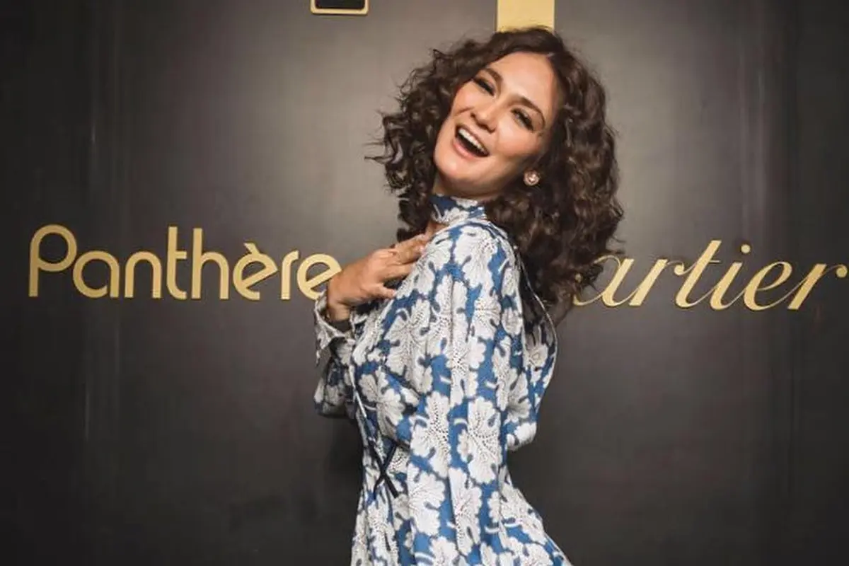 [Bintang] Bergaya Luwes Seperti Model, Intip 8 Gaya Fashionable Luna Maya