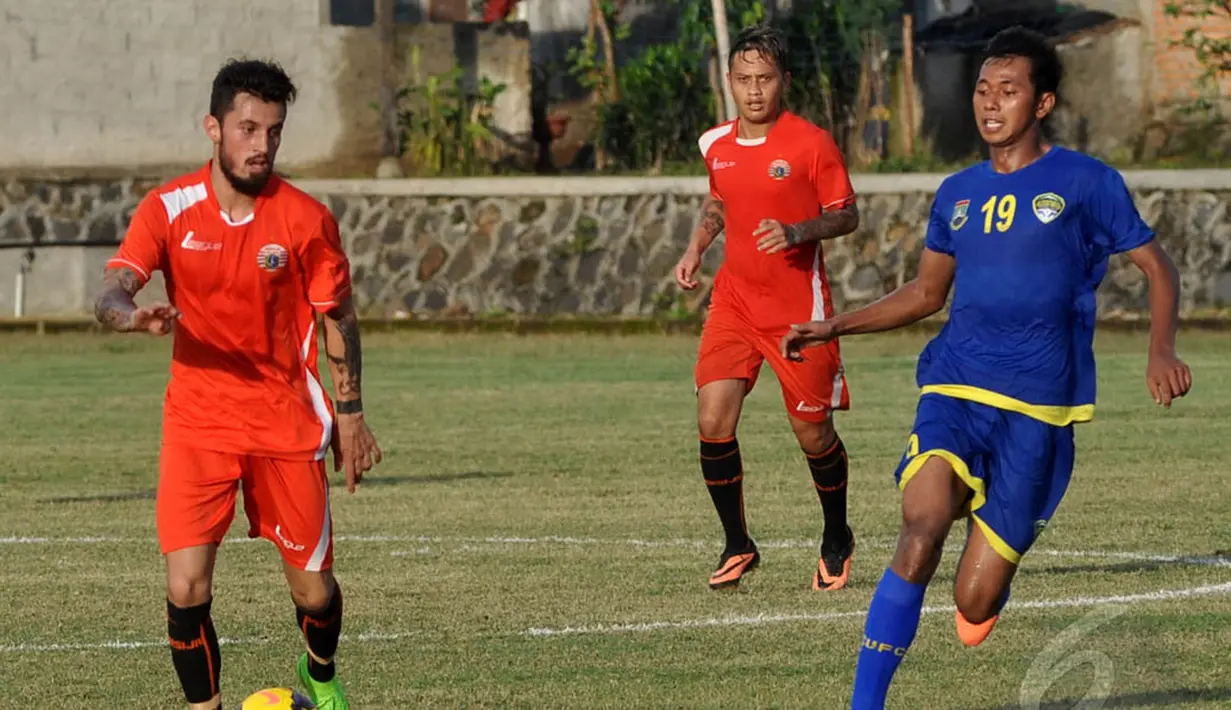 Stefano Lilipaly (kiri) ikut dalam laga uji coba melawan Cilegon United di Depok, Jawa Barat, Rabu (14/1/2015).  (Liputan6.com/Miftahul Hayat)