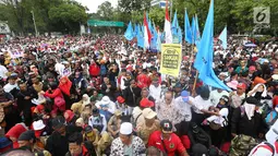 Ribuan honorer K2 seluruh Indonesia berunjuk rasa di depan Istana Merdeka, Jakarta, Selasa (30/10). Mereka meminta Presiden Joko Widodo segera mengambil keputusan mengangkat semua honorer K2 menjadi Pegawai Negeri Sipil (PNS). (Liputan6.com/Angga Yuniar)