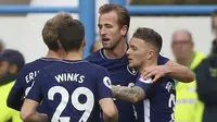 Para pemain Tottenham Hotspur merayakan gol yang dicetak oleh Harry Kane ke gawang Huddersfield Town pada laga Premier League di Stadion The John Smith, Sabtu (30/9/2017). Tottenham Hotspur menang 4-0 atas Huddersfield Town. (AP/Nigel French)