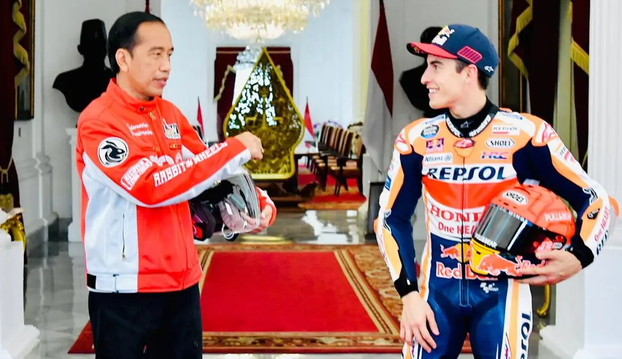 Presiden Joko Widodo atau Jokowi berbincang dengan Marc Marquez saat menyambut kedatangan para pembalap MotoGP di Istana Merdeka, Jakarta, Rabu (16/3/2022). (Biro Pers/Setpres)