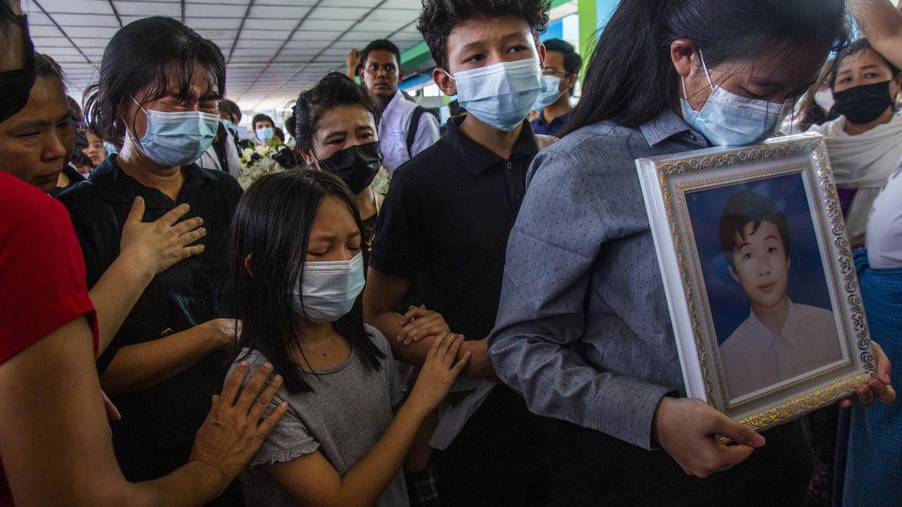 Keluarga dari para demonstran yang tewas di Myanmar menggelar acara pemakaman.