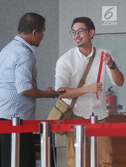 Adik Gubernur Jambi nonaktif Zumi Zola, Zumi Laza Zulkifli bersiap menjalani pemeriksaan di gedung KPK, Jakkarta (24/5). Zumi Laza diperiksa sebagai saksi untuk dua tersangka, Zumi Zola (ZZ) dan Plt Kepala Dinas PUPR Jambi. (Merdeka.com/Dwi Narwoko)