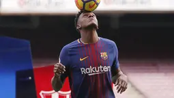 Bek anyar Barcelona, Yerry Mina mengontrol bola dengan kepalanya saat perkenalan dengan para fans Blaugrana di Stadion Camp Nou, Barcelona, Spanyol, Sabtu (13/1). Mina menerima kontrak berdurasi lima tahun hingga 2023. (Pau Barrena / AFP)