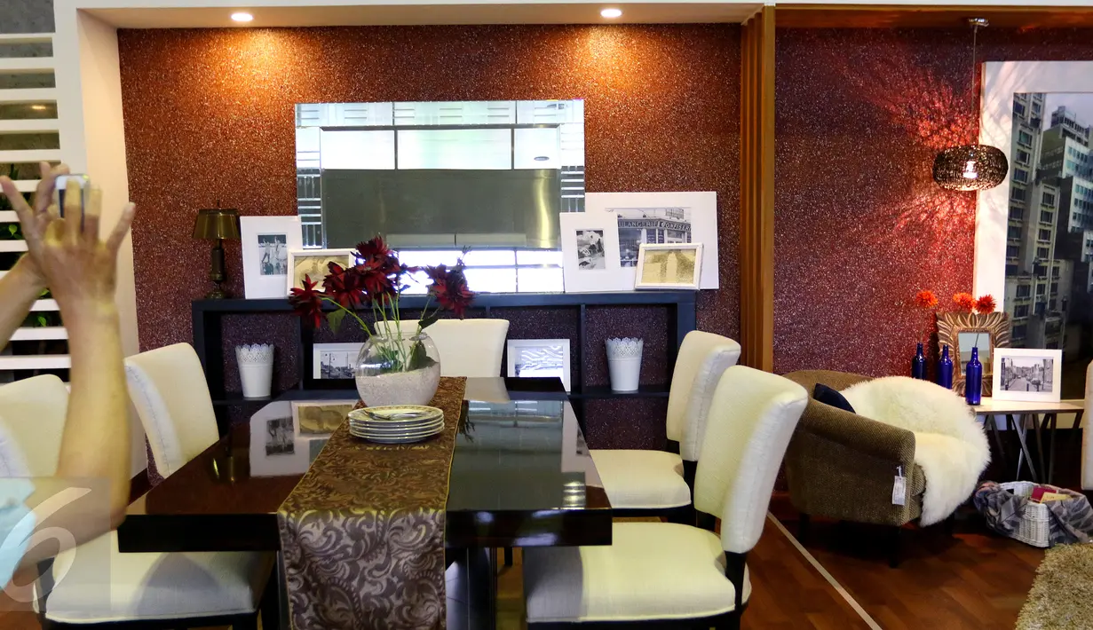 Pengunjung mengabadikan gambar di stan desain interior pada ajang Perfect Home Young Interior Desainer Award di JCC, Jakarta, Minggu (22/11). Kegiatan ini yang telah berlangsung lima hari dari 18-22 November. (Liputan6.com/Fery Pradolo)