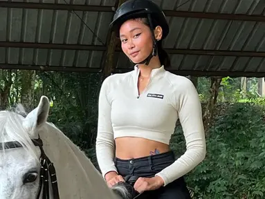 Pemenang ajang Indonesian Next Top Model musim kedua ini mengisi waktu luangnya dengan latihan berkuda. Sarah Timuwa ini terlihat bak seorang atlet berkuda profesional. (Liputan6.com/IG/@sarahtumiwa)