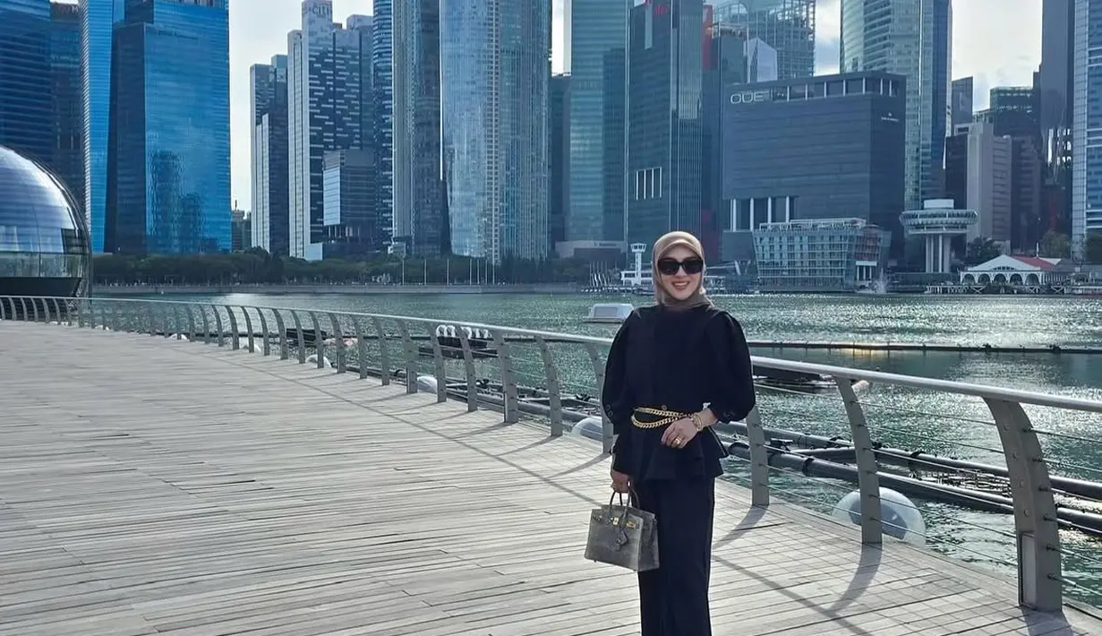 Saat sampai di Singapura, Syahrini pun langsung berfoto di tempat ikonik. Terlihat ia mengenakan setelan hitam dari atasan kemeja lengan panjang dan celana panjangnya.[@princessyahrini]