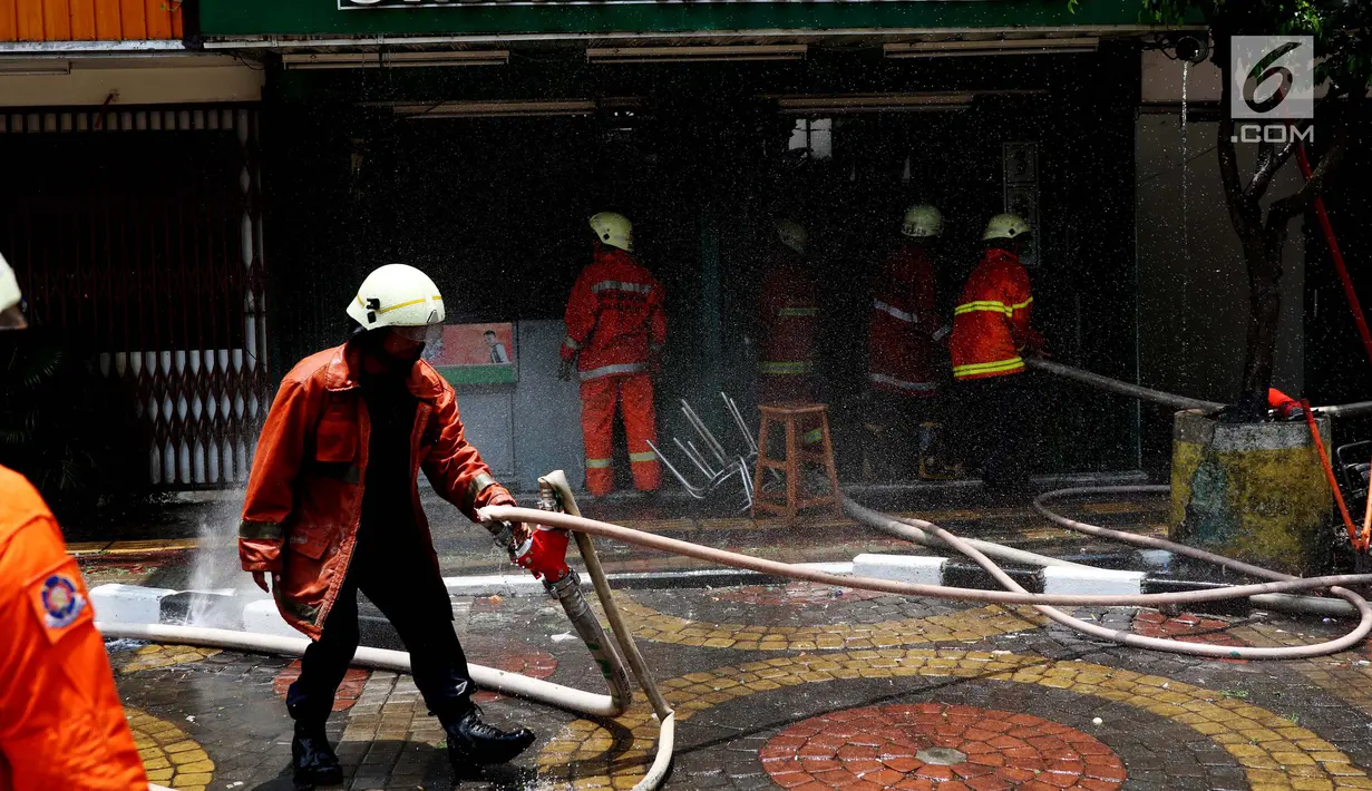 Petugas melakukan pemadaman api yang melahap sedikitnya lima unit ruko di kawasan Jalan Sabang, Kebon Sirih, Jakarta Pusat, Minggu (8/10). Penyebab kejadian belum diketahui termasuk korban jiwa dan nilai kerugian. (Liputan6.com/Angga Yuniar)