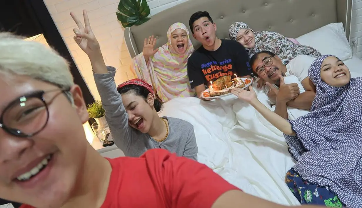 Beberapa saat sebelum melahirkan, Tantri pun sempat memberikan kejutan ulag tahun kepada sang suami. Terlihat dari unggahan foto Haykal yang mendapat kejutan dari istri dan keluarganya. (Instagram/rifqasrers)