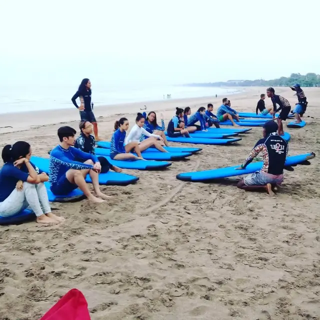 Surfing Bareng, Ini 6 Potret Seru Prisia Nasution dan Suami Liburan