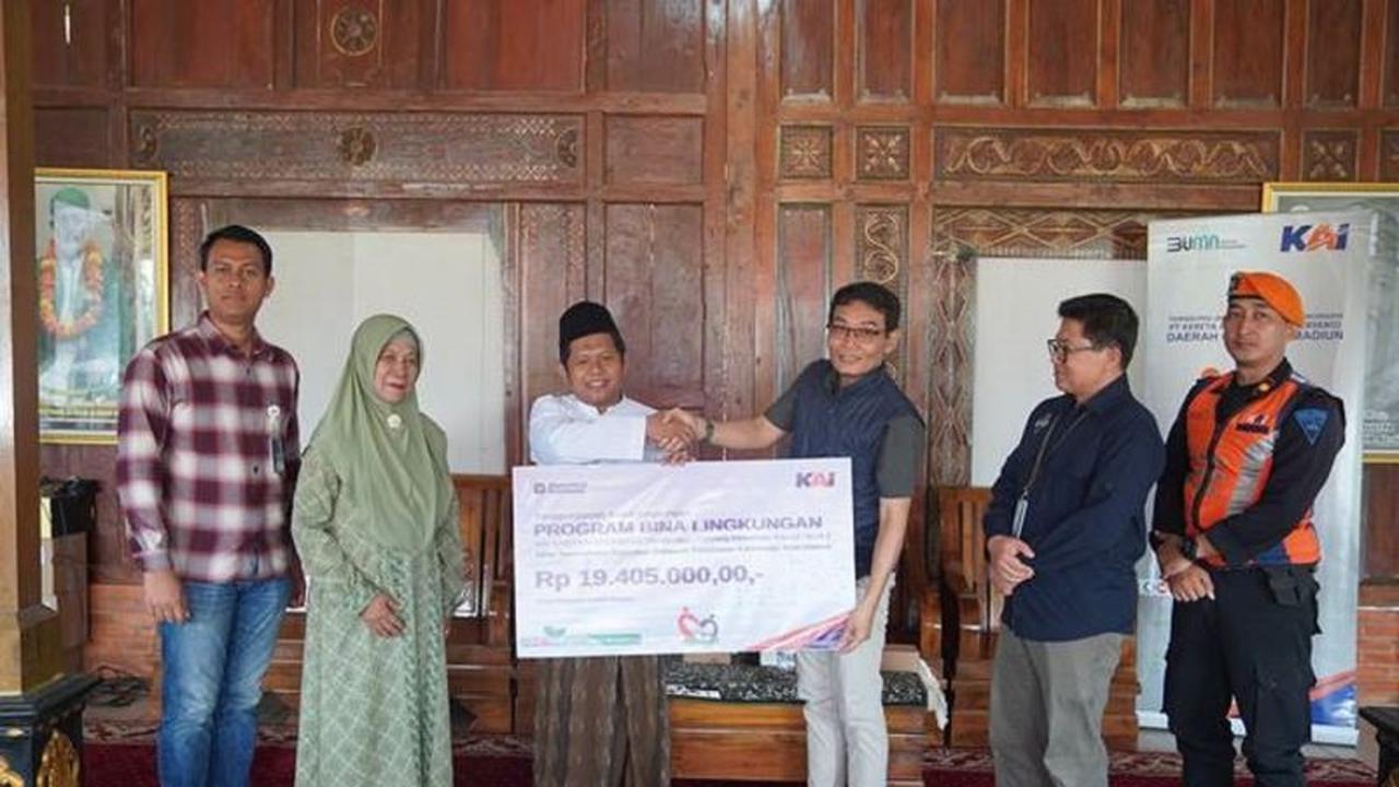 Tahukah Kamu? KAI Daop 7 Salurkan Dana TJSL Rp19,4 Juta untuk Ponpes Kanzul Ulum Madiun
