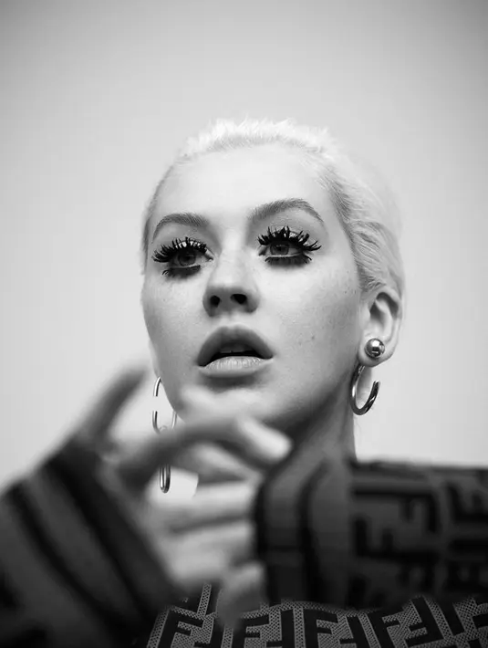 Dalam sebuah foto yang berbeda, Christina Aguilera terlihat berbeda dengan bulu matanya. (ZOEY GROSSMAN/PAPER MAGAZINE)