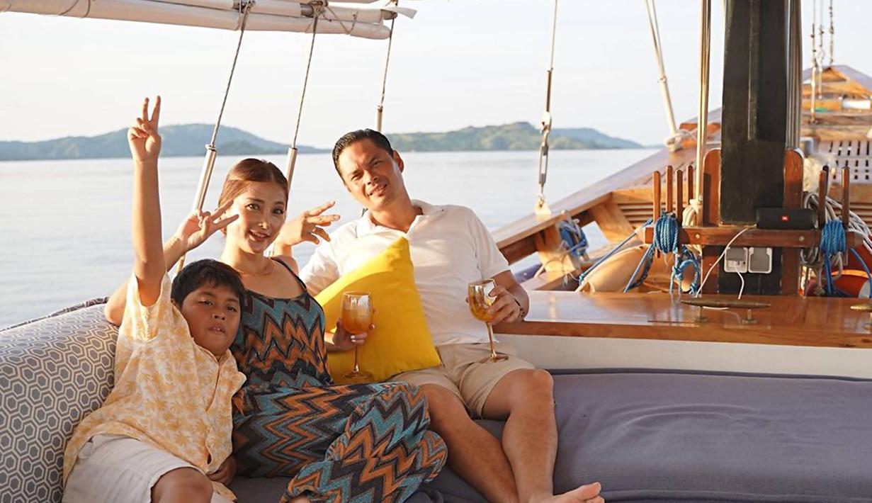 Sebagai pecinta layar kaca, sosok Eva Anindita tentu sudah sangat dikenal. Banyak menghiasi layar kaca sejak tahun 2000-an, wanita kelahiran Bandung ini kerap langganan peran antagonis. Lain cerita dengan layar kaca, sosok Eva merupakan ibu yang penyayang dan kerap tampil harmonis bersama suami.
 (Liputan6.com/IG/@eva_anindita_zachrie)