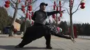 Seorang pria dan wanita berdansa di Ditan Park di Beijing (1/2). Tahun Baru Imlek jatuh pada 16 Februari tahun ini, dengan perayaan yang berlangsung selama seminggu di China. (AFP Photo/Nicolas Asfouri)
