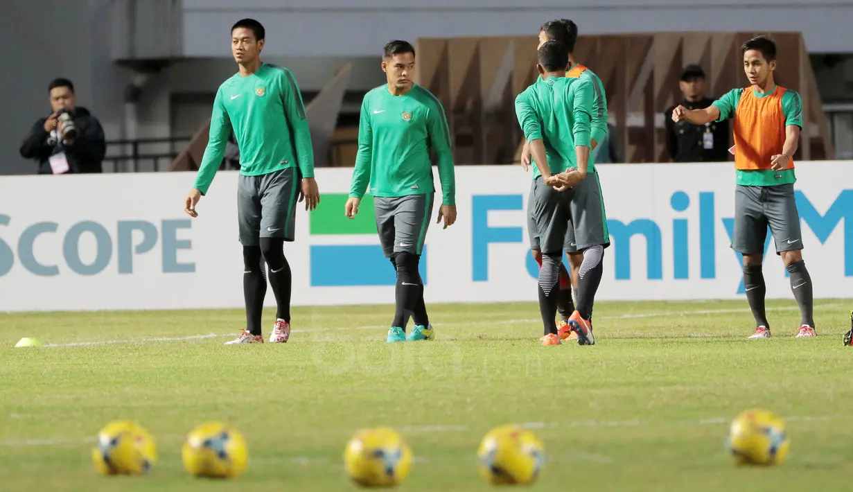 Kurnia Meiga dan Andritany tengah melakukan pemanasan saat sesi latihan sebelum melawan Vietnam pada laga semi-final AFFcup 2016 di Stadion Pakansari, Bogor, (02/12/2016).  (Bola.com/Nicklas Hanoatubun)