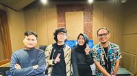 Eka Gustiwana dan Inas Hafizhah berpose bersama di sela produksi jingle Wonderful Indonesia. (dok. Instagram @hafizhahinas/https://www.instagram.com/p/CxLbLzbvbb-/?img_index=1/Dinny Mutiah)