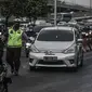 Petugas kepolisian memberhentikan mobil yang melanggar aturan ganjil genap di Jalan MT Haryono, Jakarta, Kamis (28/10/2021). Direktorat Lalu Lintas Polda Metro Jaya mulai hari ini memberlakukan sanksi tilang kepada pelanggar ganjil genap di 13 ruas jalan DKI Jakarta. (merdeka.com/Iqbal S Nugroho)