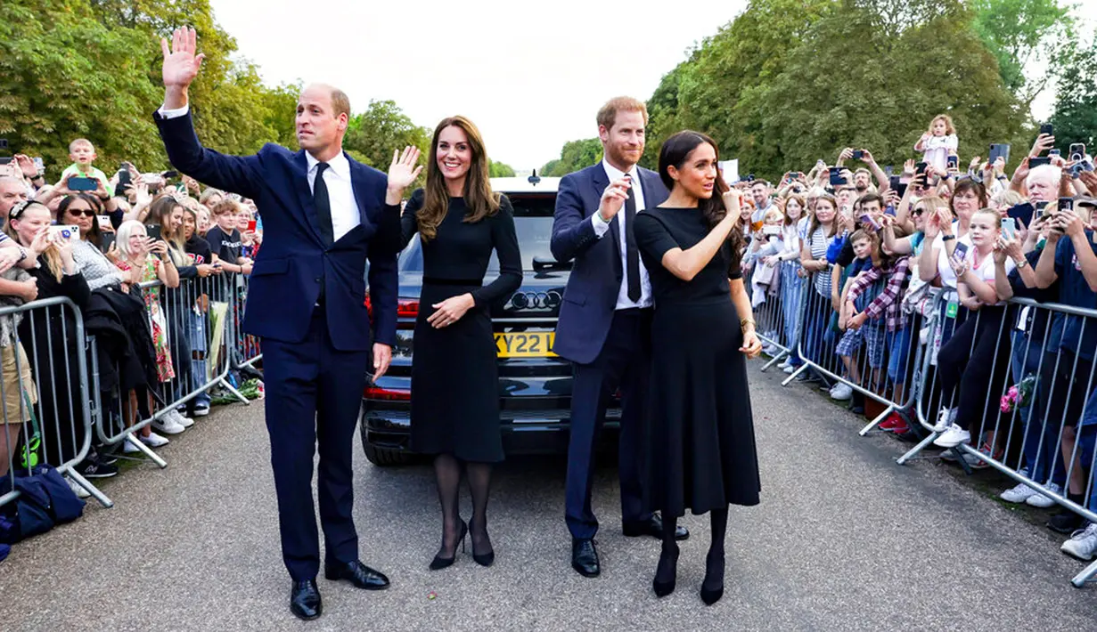 <p>(kiri ke kanan) Pangeran William dan istrinya Kate Middleton bersama sang adik Harry dan istrinya Meghan Markle melambaikan tangan kepada masyarakat di Kastil Windsor, Windsor, Inggris, 10 September 2022. Kebersamaan mereka mencuri perhatian usai rumor ketidakharmonisan. (Chris Jackson/Pool Photo via AP)</p>