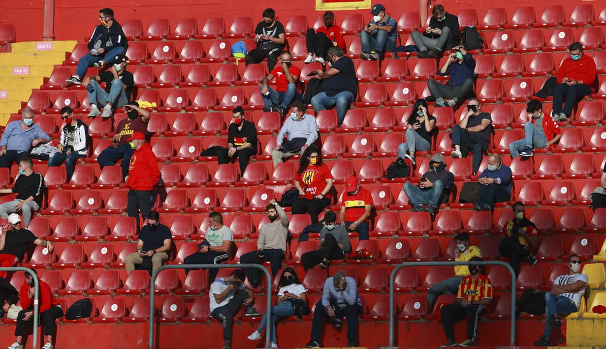 Penonton saat menyaksikan pertandingan antara benevento melawan Inter Milan pada laga Serie A di Stadion Ciro Vigorito, Minggu (27/9/2020). Sejumlah liga di Eropa telah mengijinkan fans menonton langsung pertandingan di stadion. (Alessandro Garofalo/LaPresse via AP)