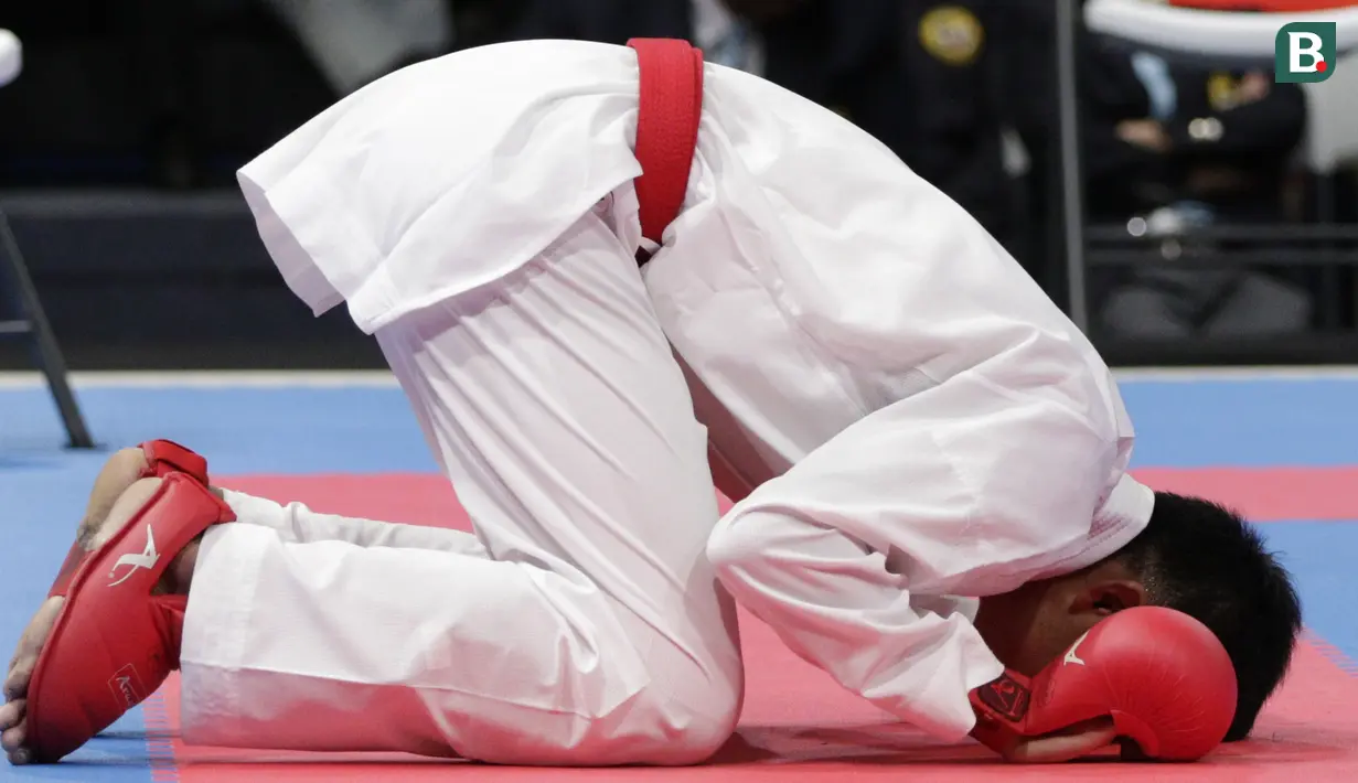 Karateka Indonesia, Rifki Ardiansyah, saat melawan karateka Vietnam, Nguyen Tahnh Duy, pada final kumite -60 kg putra SEA Games 2019 di World Trade Center, Manila, Minggu (8/12). Rifky meraih perak setelah kalah 1-2. (Bola.com/M Iqbal Ichsan)