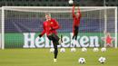 Pemain Manchester United, Bastian Schweinsteiger saat melakukan sesi latihan di Stadion Volkswagen Arena, Wolfsburg, Germany, Senin (7/12/2015).  ( Reuters / Carl Recine)