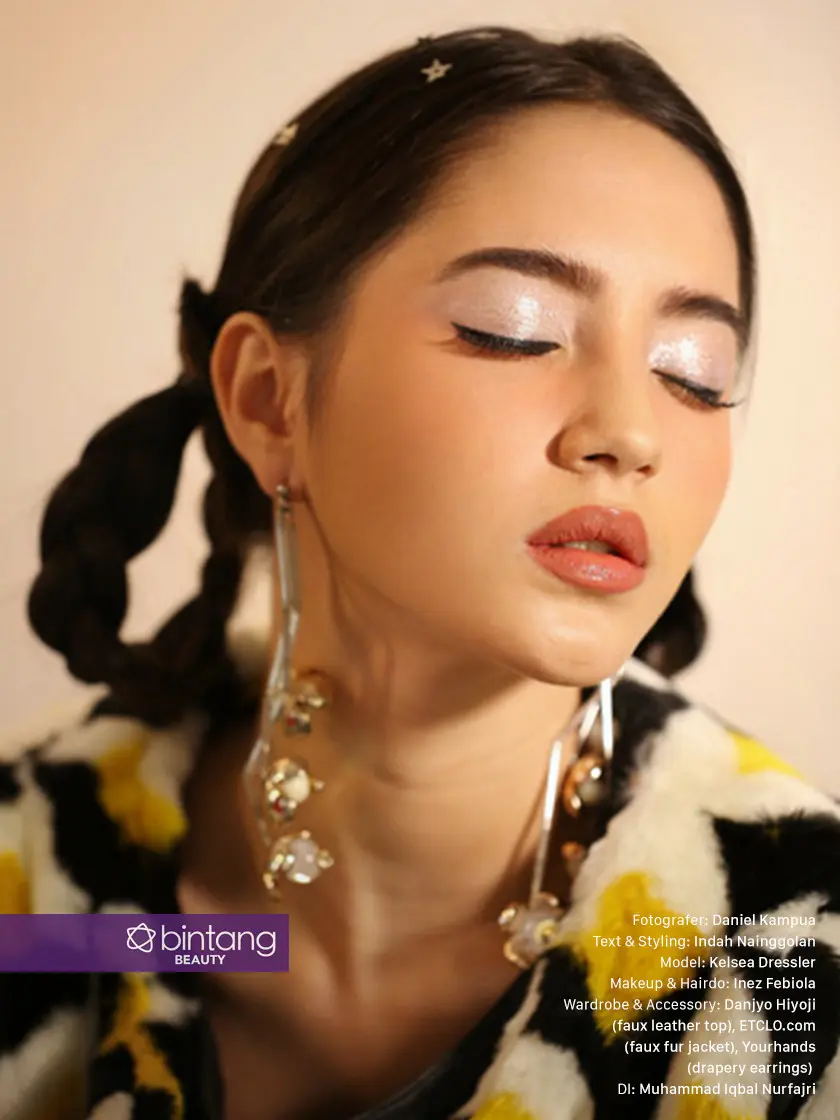 Party time lebih glamor dengan pemilihan statement earrings bernuansa gold. Aplikasikan glitter eyeshadow warna metallic.