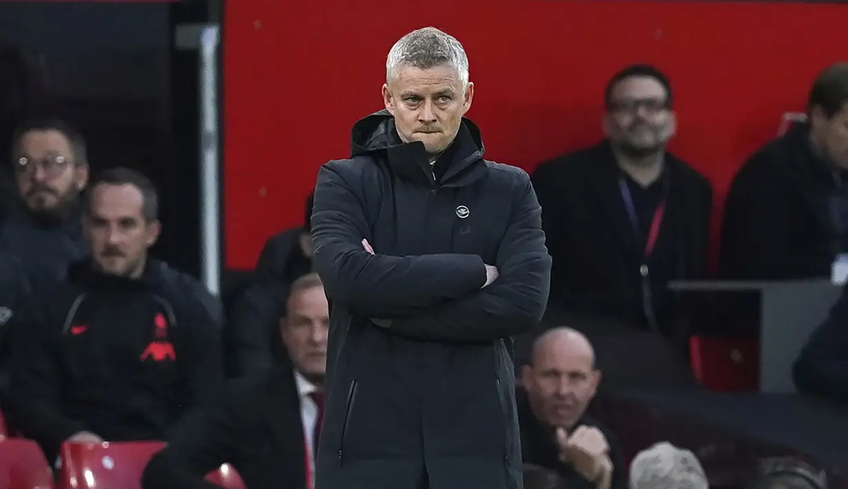 Ole Gunnar Solskjaer. Kalah telak 0-5 dari Liverpool di Liga Inggris, apalagi di hadapan publik sendiri jelas sebuah tamparan hebat. Ole dinilai tidak mampu memaksimalkan kapasitas megabintang Cristiano Ronaldo serta tidak memiliki taktik dan visi bermain yang jelas. (PA via AP/Martin Rickett)