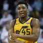 Pebasket Utah Jazz, Donovan Mitchell, melakukan selebrasi saat melawan Oklahoma City Thunder pada gim kedua play-off NBA Wilayah Barat, Rabu (18/4/2018). Jazz menang 102-95 atas Thunder. (AP/Sue Ogrocki)