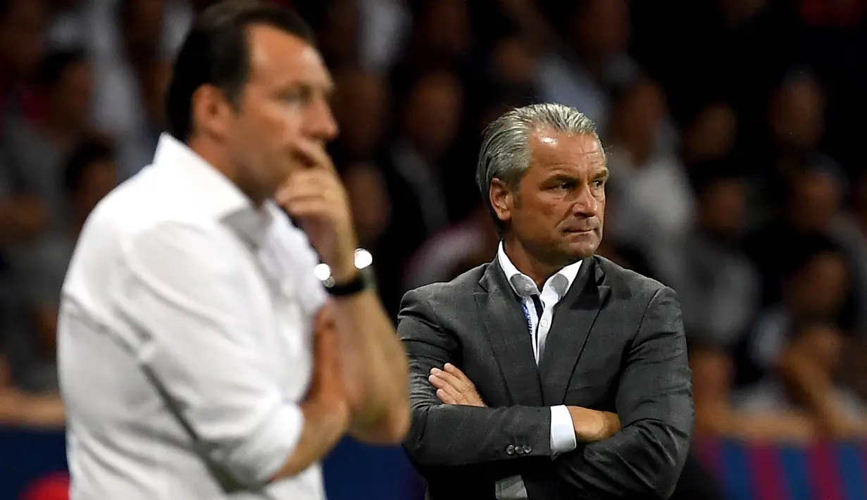 Ekspresi pelatih Hungaria, Bernd Storck (kanan) dan Pelatih Belgia, Marc Wilmots saat timnya berlaga pada babak 16 besar Piala Eropa 2016 di Stadon Municipal, Toulouse, Senin (2//2016) dini hari WIB.  Belgia menang 4-0. (EPA/Vassil Donev)
