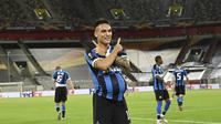 Penyerang Inter Milan, Lautaro Martinez merayakan golnya ke gawang Shakhtar Donetsk pada semifinal Liga Europa 2019/2020, Selasa (18/8/2020) dini hari WIB. (Sascha Steinbach, Pool Photo via AP)