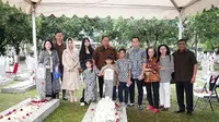 Salah satu tradisi masyarakat jelang Ramadan yakni ziarah. Hal yang sama dilakukan Agus Harimurti Yudhoyono atau AHY, Annisa Pohan, dan keluarga besar. (Foto: Dok. Instagram @agusyudhoyono)