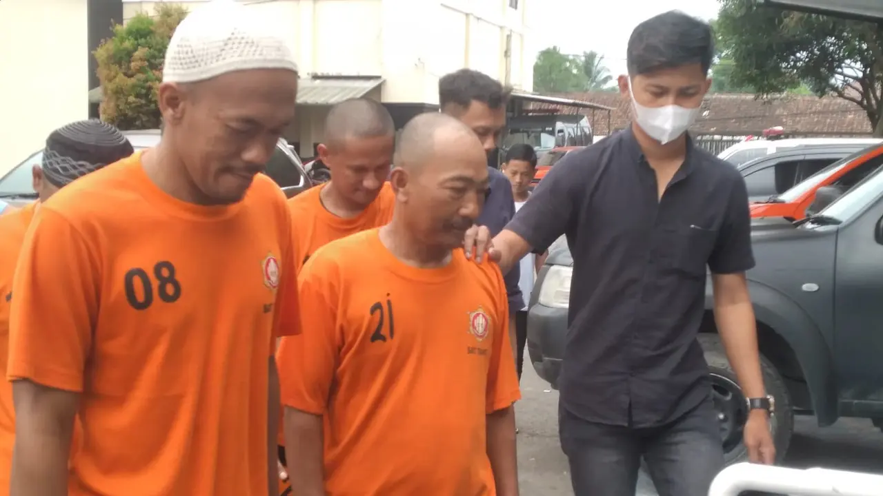 Para pelaku judi online Tasikmalaya digiring petugas dalam rilis kasus di mapolres Tasikmalaya. (Liputan6.com/Jayadi Supriadin)