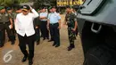 Menteri Pertahanan RI, Ryamizard Ryacudu bersiap memberikan keterangan usai melakukan sidak ke Yonif Mekanis 201/Jaya Yudha, Jakarta, Rabu (2/9/2015). Sidak terkait inventarisir kelengkapan alutsista yang dimiliki TNI. (Liputan6.com/Helmi Fithriansyah)