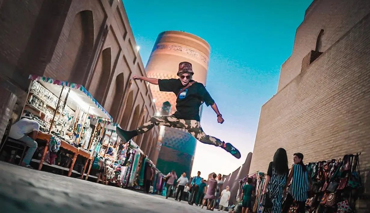 Dalam channel YouTubenya, Atta Halilintar mengucapkan pamit dan rehat sejenak sebagai YouTuber yang setiap hari membuat konten dan mengunggah video terbarunya. Salah satu alasan ia rehat karena menghadiri kongres influencer di Uzbekistan. (Liputan6.com/IG/@attahalilintar)