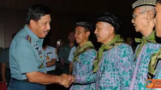 Citizen6, Jakarta: Pati TNI Agus Suhartono secara resmi melepas keberangkatan 1.013 jamaah calon haji yang berasal dari Keluarga Besar TNI, di Aula Gatot Subroto, Mabes TNI, Cilangkap, Jakarta Timur, Rabu (12/10). Jamaah calon haji ini dijadwalkan berangk