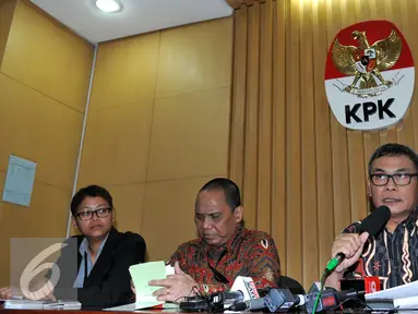 PLT Pimpinan KPK Johan Budi menggelar konferensi pers terkait penetapan Sekjen partai Nasdem, Patrice Rio Capella (PRC), Jakarta, Kamis (15/10/2015). Penetapan terkait pemeriksaan lanjutan kasus bansos sumatra utara. (Liputan6.com/Helmi Afandi)